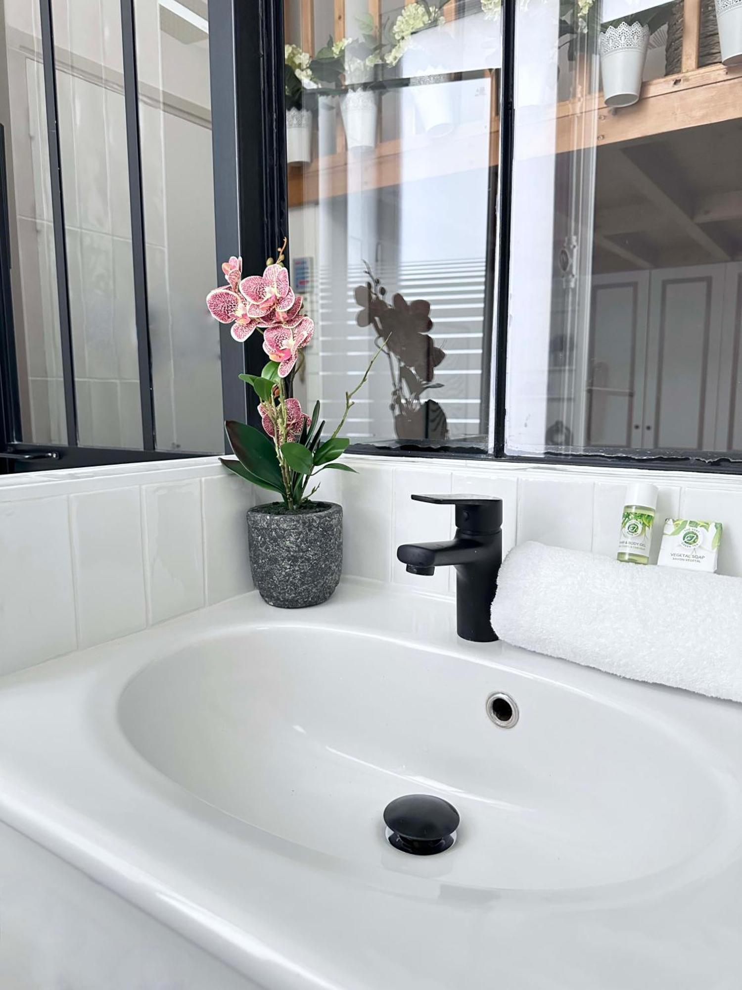 Modern & Dreamy Duplex In Le Marais * Parijs