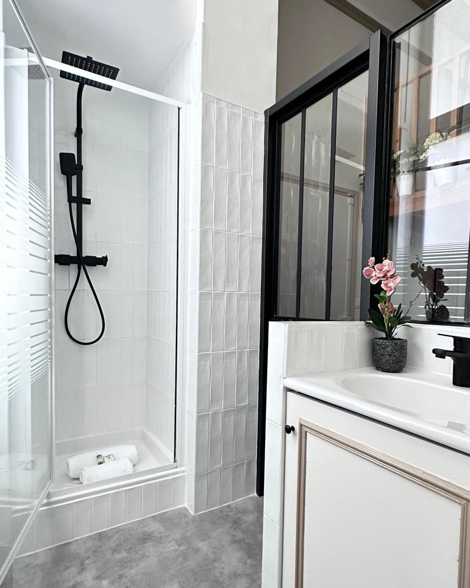 Modern & Dreamy Duplex In Le Marais * Parijs