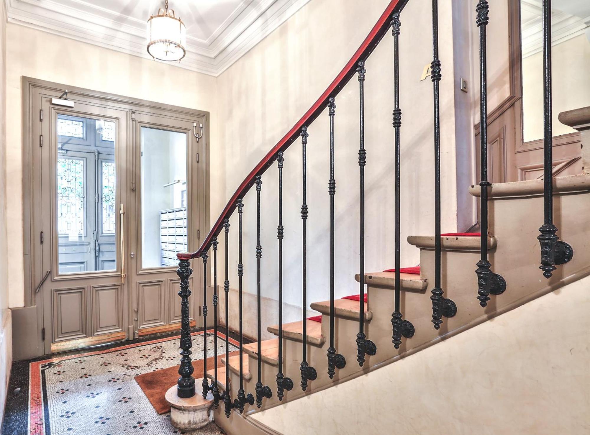 Modern & Dreamy Duplex In Le Marais * Parijs