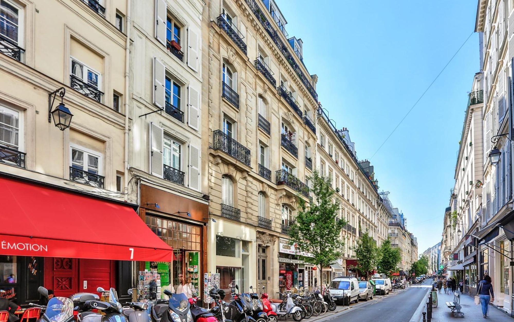 Modern & Dreamy Duplex In Le Marais * Parijs